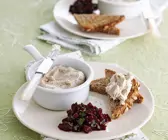 Pastete mit geräuchertem Fisch und Meerrettich dazu rotes Relish