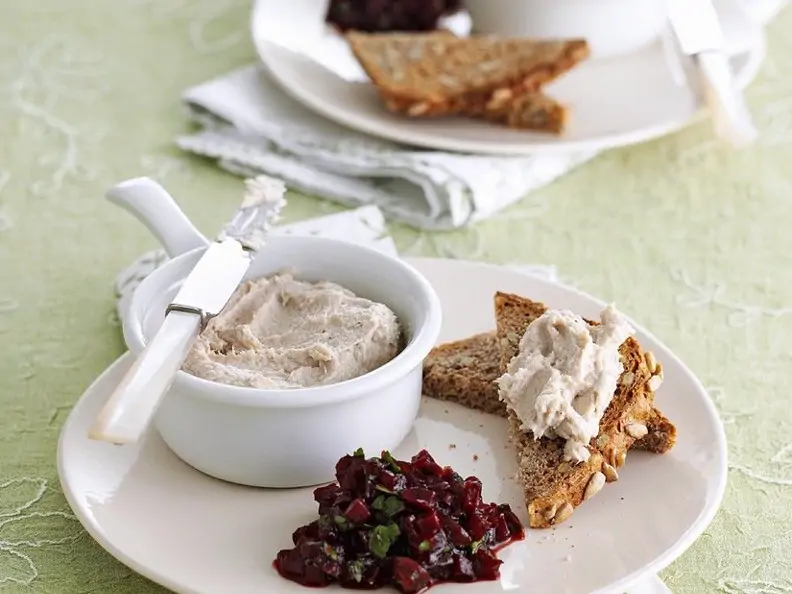 Pastete mit geräuchertem Fisch und Meerrettich dazu rotes Relish