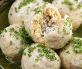 Kartoffelknödel mit Pilzen gefüllt