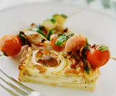 Zwiebelkuchen mit Garnelenspießen