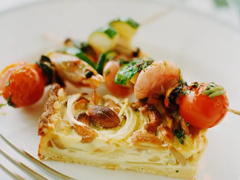 Zwiebelkuchen mit Garnelenspießen