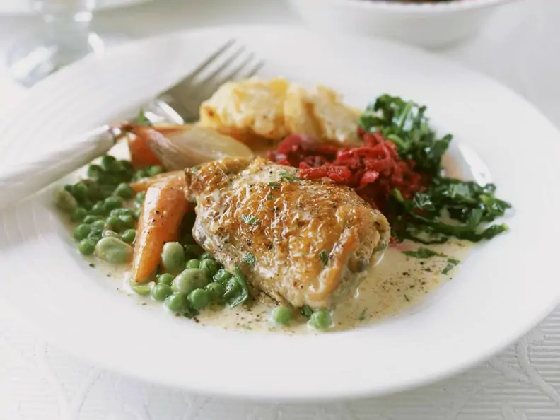 Hähnchen mit Erbsen und Möhren
