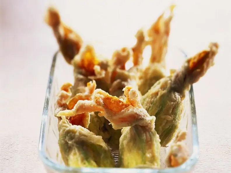 Ausbackene Zucchiniblüten