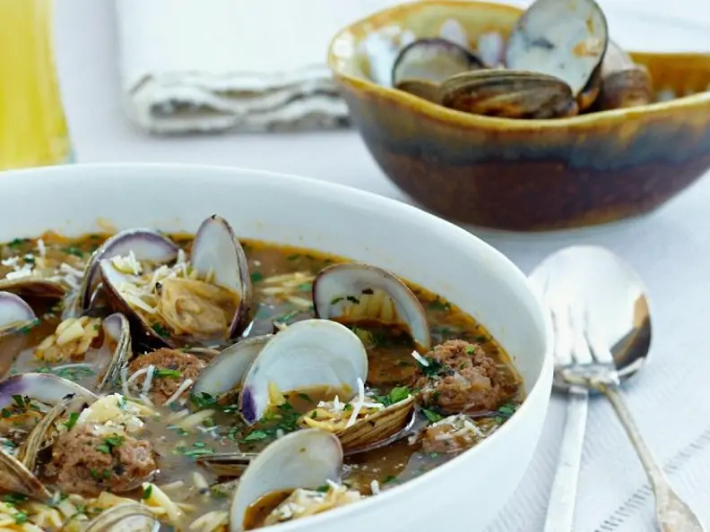 Muschelsuppe mit Fleischbällchen