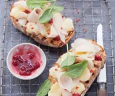 Birnen mit Käse auf Röstbrot