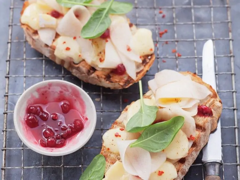 Birnen mit Käse auf Röstbrot