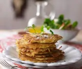 Salat mit pikanten Rösti