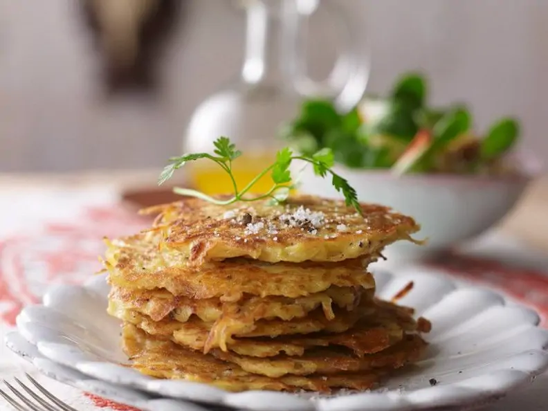 Salat mit pikanten Rösti