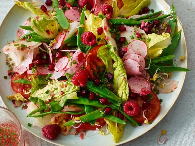 Fruchtiger Gemüsesalat mit Himbeeren