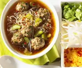 Asia-Suppe mit Fleischklößchen