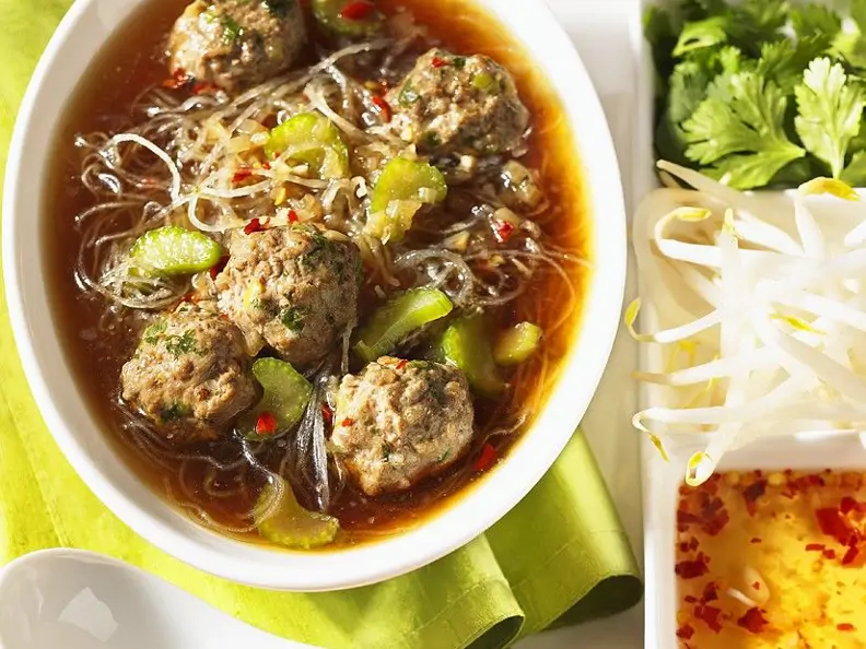 Asia-Suppe mit Fleischklößchen