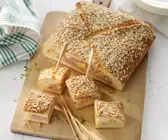 Brot mit Käse-Schinkenfüllung