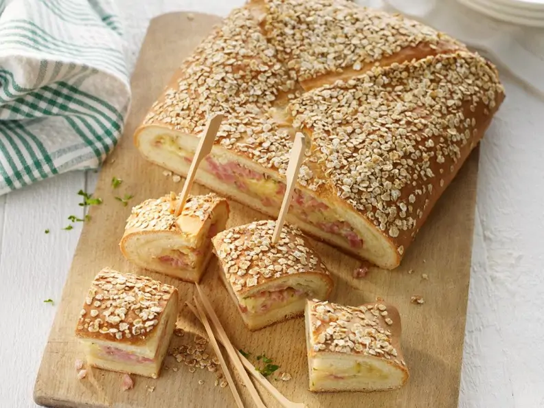 Brot mit Käse-Schinkenfüllung