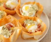 Teigkörbchen mit Schinken und Ei