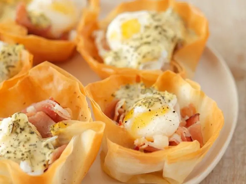 Teigkörbchen mit Schinken und Ei