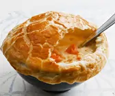 Gemüsecremesuppe mit Lachs und Blätterteighaube