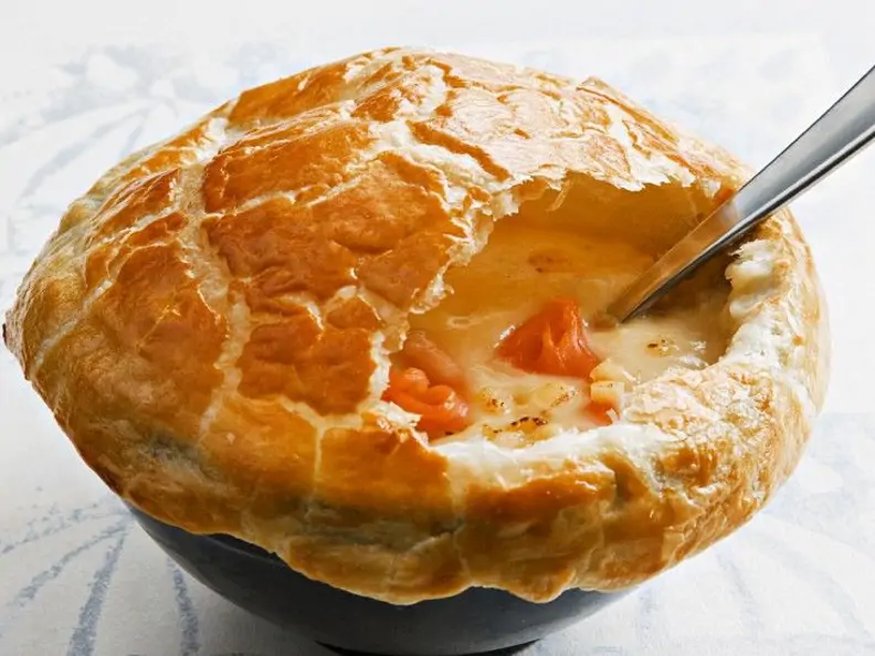 Gemüsecremesuppe mit Lachs und Blätterteighaube