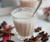 Asiatischer Gewürztee mit Milch
