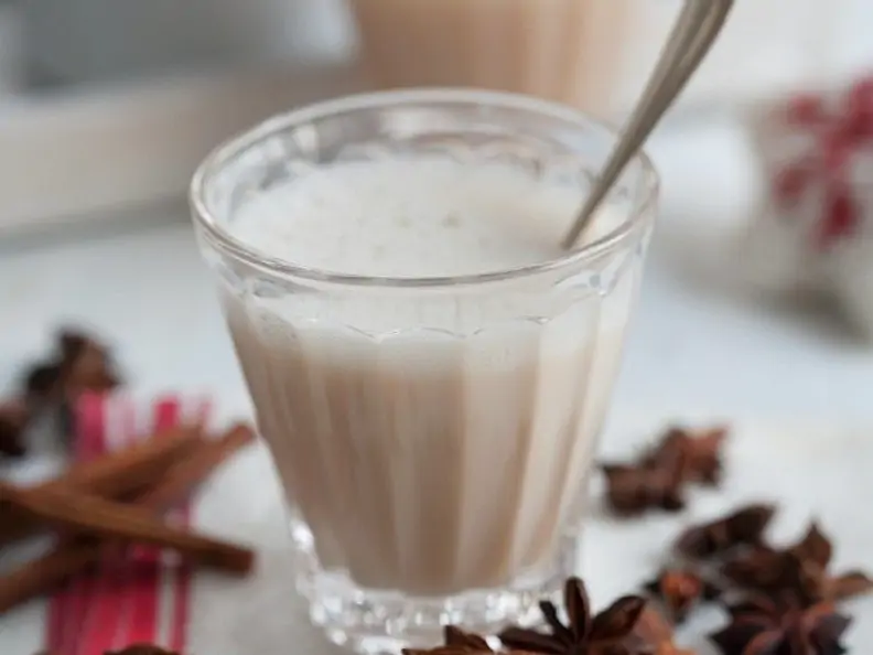 Asiatischer Gewürztee mit Milch