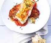 Seelachs mit Zwiebelkruste auf gegrillten Tomaten