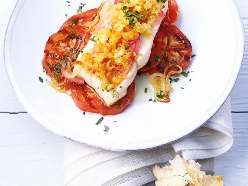 Seelachs mit Zwiebelkruste auf gegrillten Tomaten