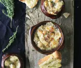 Zwiebelsuppe in einer braunen Schale