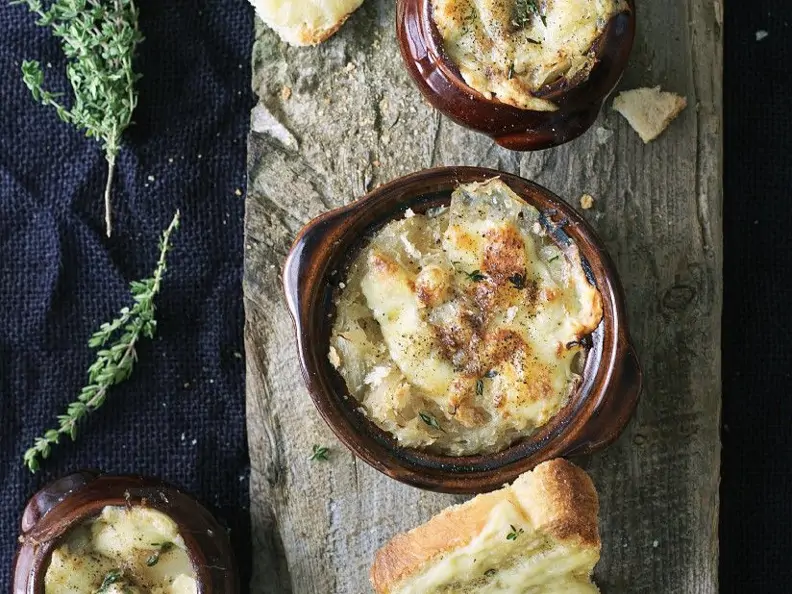 Zwiebelsuppe in einer braunen Schale