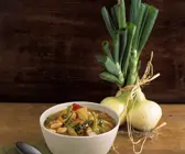 Klare Gemüsesuppe mit Gerste und Bohnen