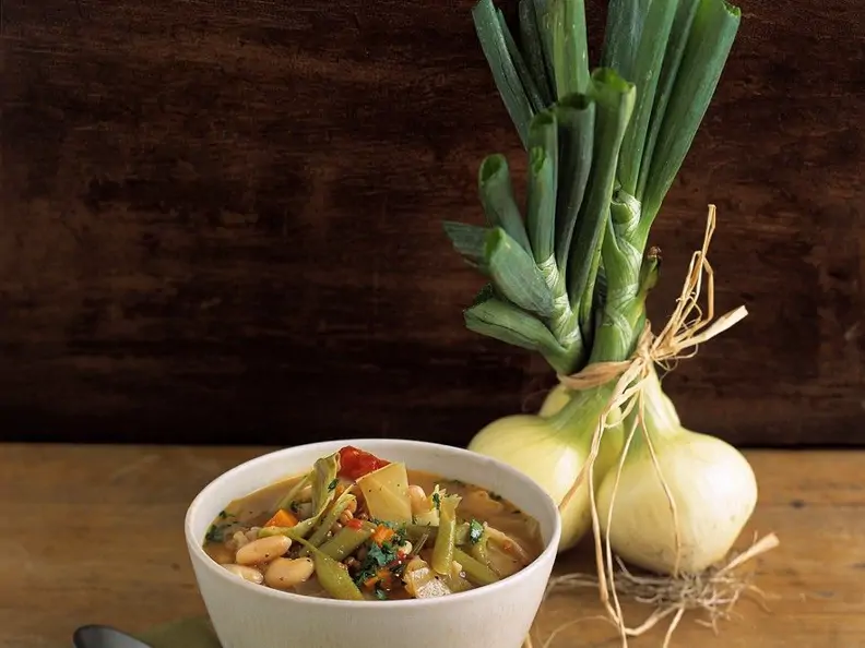 Klare Gemüsesuppe mit Gerste und Bohnen