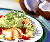 Salat mit Obst und Hähnchen