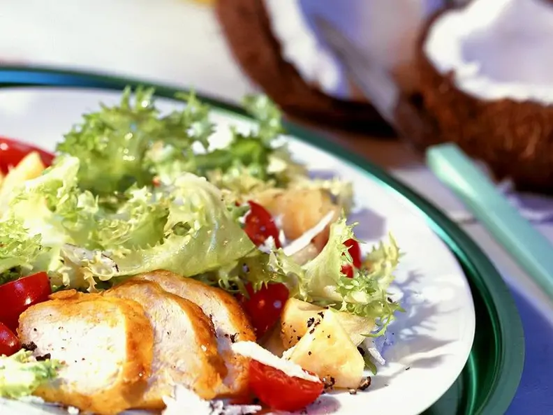 Salat mit Obst und Hähnchen