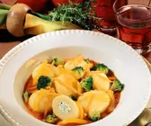 Gefüllte Kartoffeln mit Tomatensauce