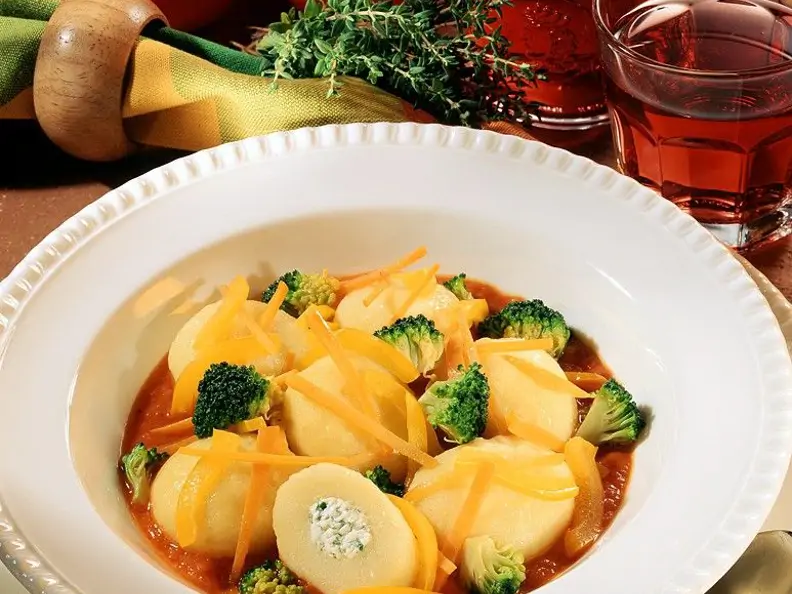 Gefüllte Kartoffeln mit Tomatensauce