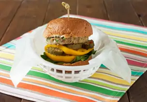 Veganer Burger mit Kichererbsenpatty