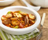 Gebackene Kartoffeln mit Mais und Würstchen