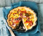 Vegane Tarte mit Paprika, Zwiebeln und Kapern