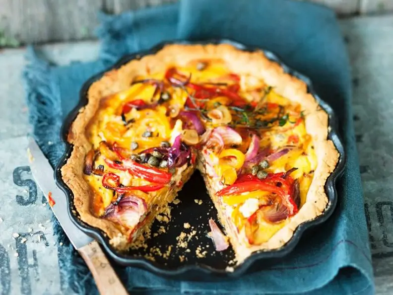 Vegane Tarte mit Paprika, Zwiebeln und Kapern