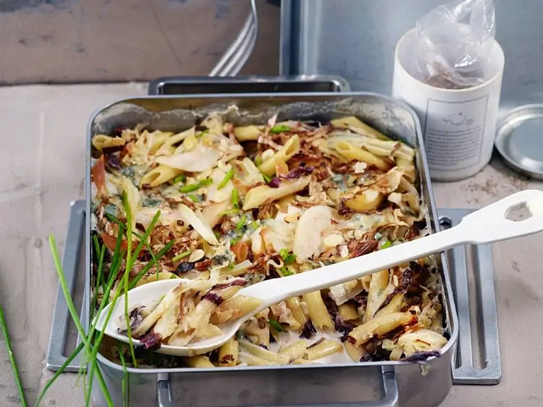 Veganes Pastagratin mit Birne und Radicchio