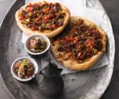 Türkische Pizza mit Lammhack, Pistazien und Datteln