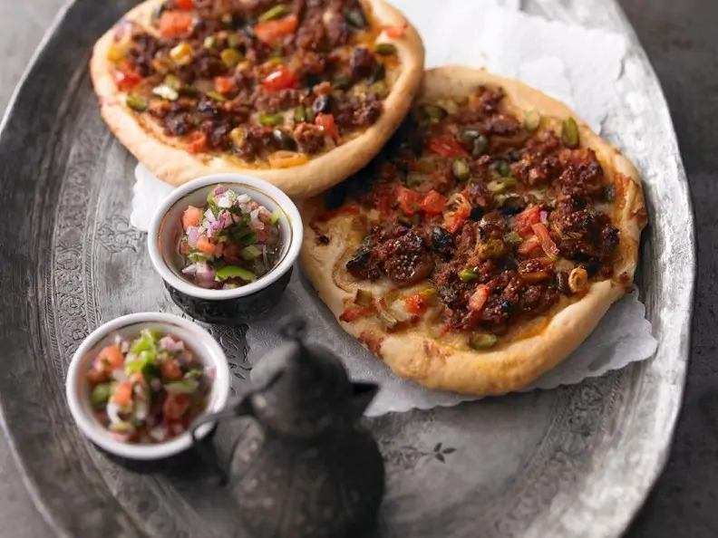 Türkische Pizza mit Lammhack, Pistazien und Datteln