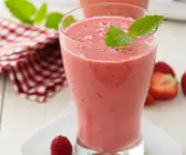 Smoothie mit Himbeere, Cranberry und Melone