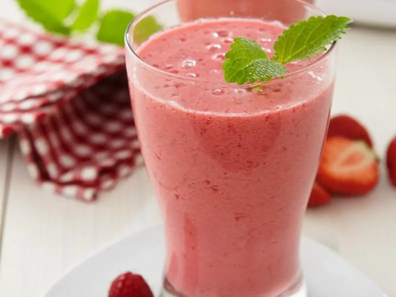 Smoothie mit Himbeere, Cranberry und Melone
