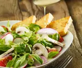 Salat mit Tomaten, Pilzen und Kichererbsenbratlingen