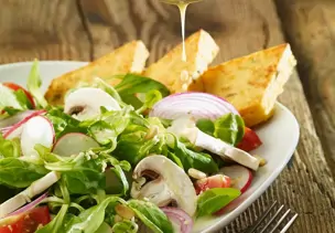 Salat mit Tomaten, Pilzen und Kichererbsenbratlingen