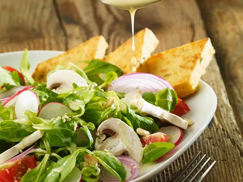 Salat mit Tomaten, Pilzen und Kichererbsenbratlingen