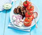 Tomaten mit Reisfüllung, Köfte und Feta