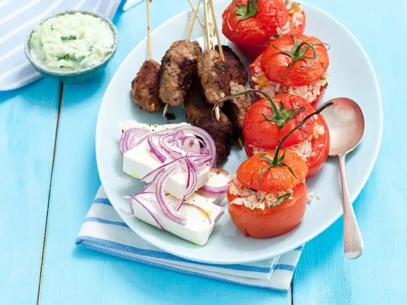 Tomaten mit Reisfüllung, Köfte und Feta