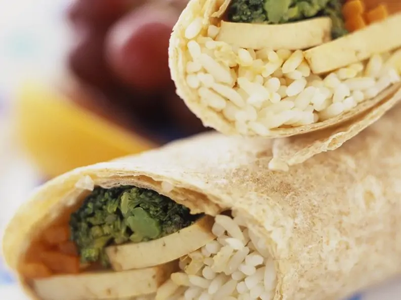 Wraps mit Reis, Tofu und Gemüse