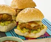 Hähnchenburger mit Guacamole und Salsa