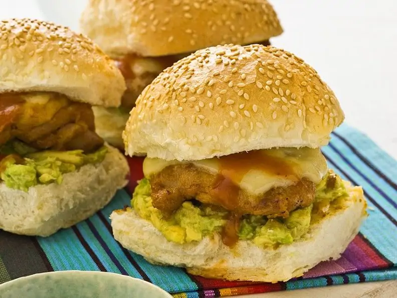 Hähnchenburger mit Guacamole und Salsa